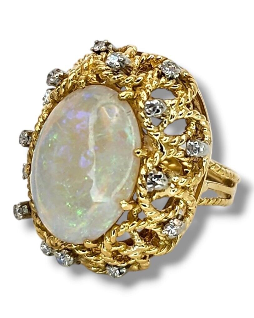 18K Yellow Gold Ring with Opal Gemstone and Diamonds