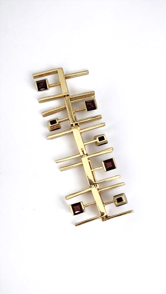 Material: 18K Gold Bracelet with Garnet Gemstones