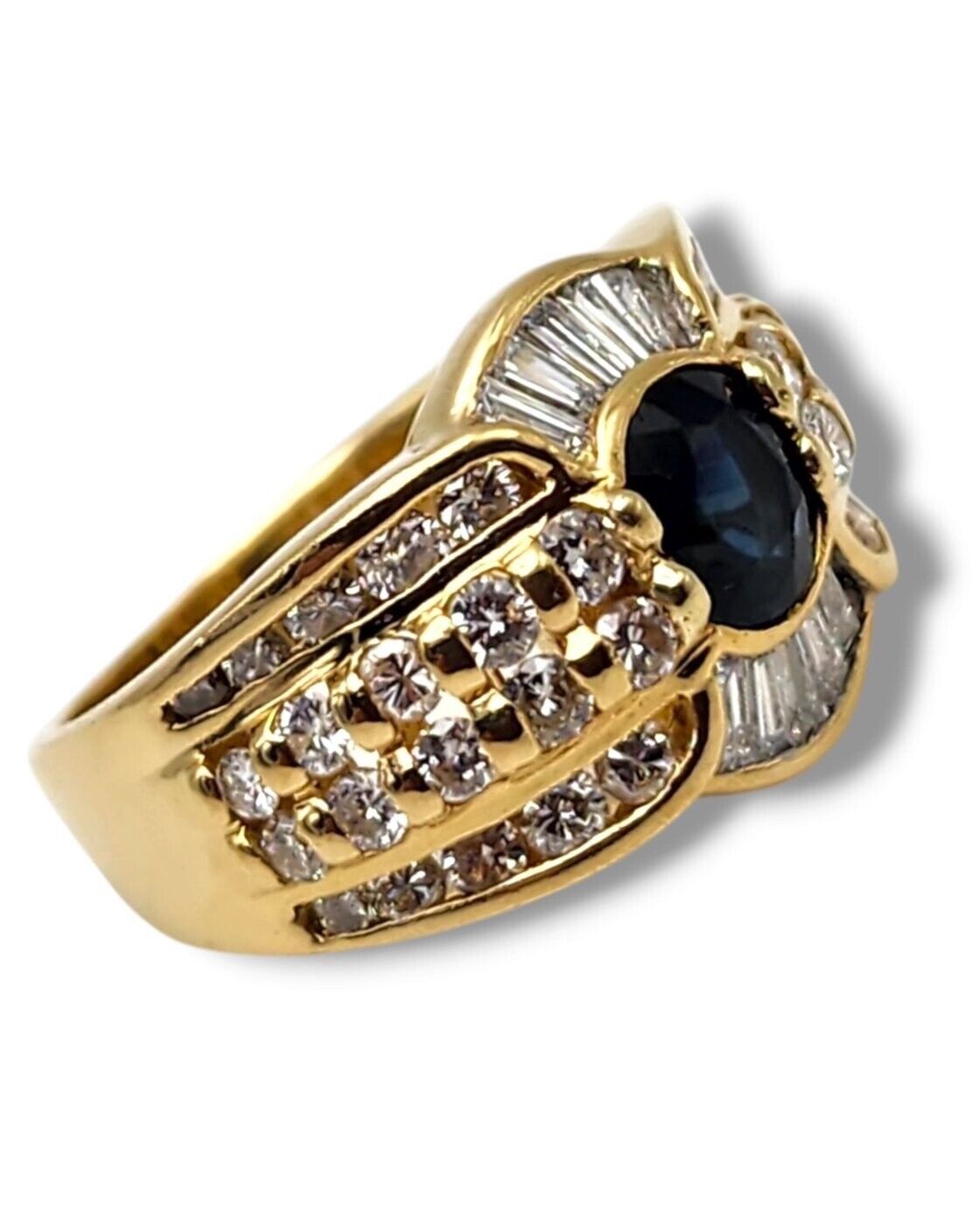 18K Gold Ring decorated with Diamonds and Sapphire 1.0 Carats Diamond