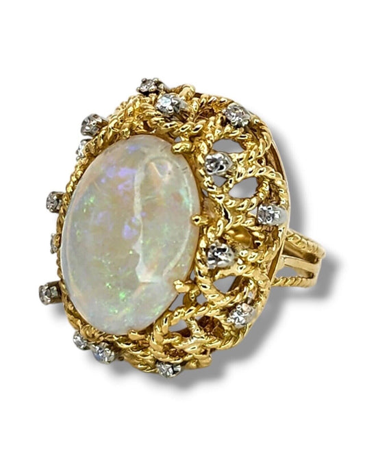 Gorgeous Women's Large 18K Yellow Gold Ring with Opal Gemstone