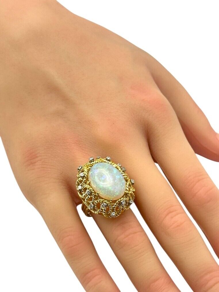 18K Yellow Gold Ring with Opal Gemstone and Diamonds