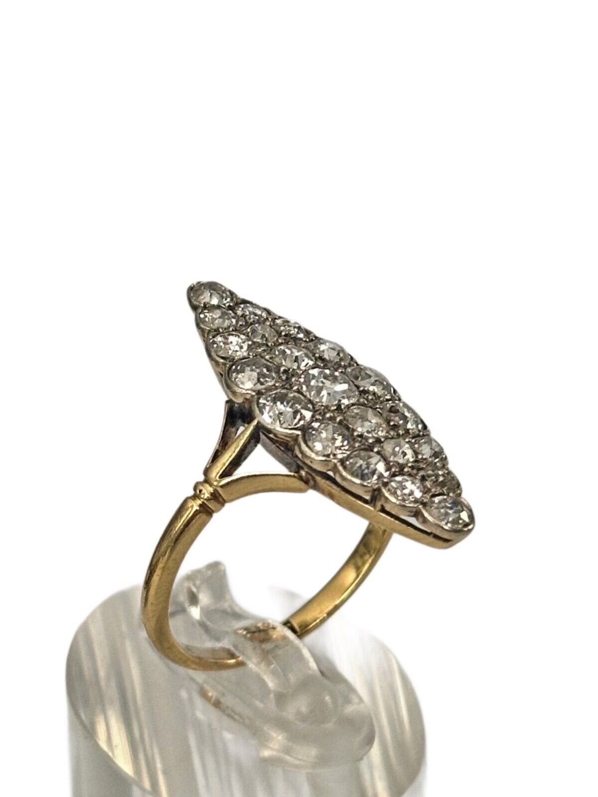 Beautiful 18K Yellow Gold Ring with Diamonds